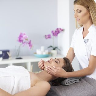 beautifl-woman-during-facial-masagge.jpg cosmetic clinic calicut