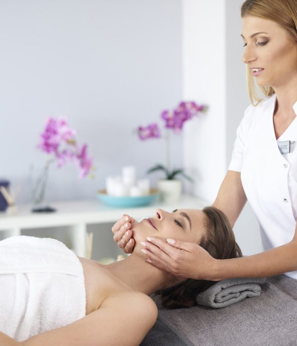 beautifl-woman-during-facial-masagge.jpg cosmetic clinic calicut