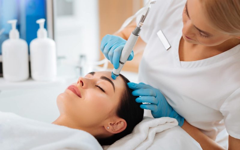 professional-female-cosmetologist-doing-hydrafacial-procedure-while-being-work(2)(1) cosmetic clinic calicut